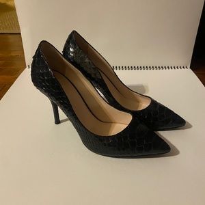 Elie Tahari SNAKESKIN pumps NEAR PERFECT cond.